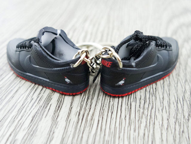 Mini sneaker keychain 3D SB Dunk Low Black Pigeon