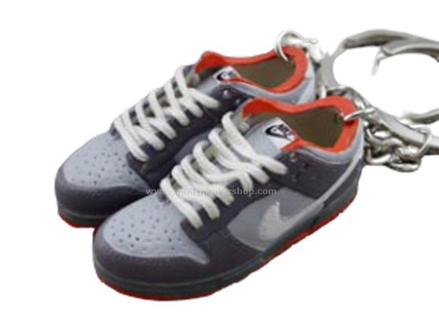 mini sneaker keychains Dunk Low Pro SB- Pigeon (2005)