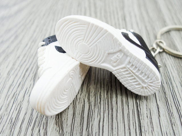 Mini sneaker keychain 3D SB Dunk - Black and White
