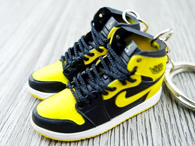 Mini sneaker keychain 3D Air Jordan 1 - Black and Yellow - New Love
