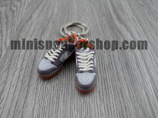 mini sneaker keychains Dunk Low Pro SB- Pigeon (2005)