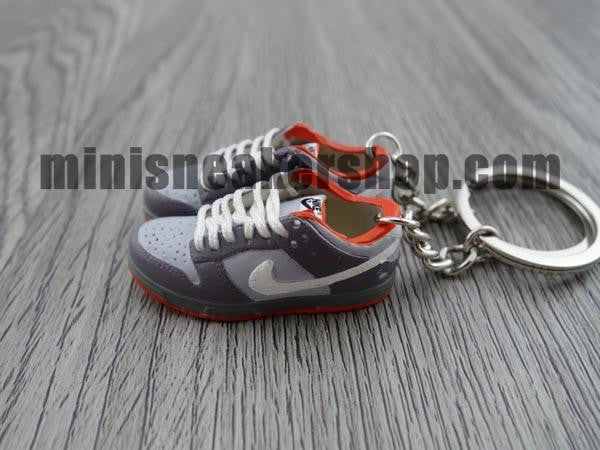 mini sneaker keychains Dunk Low Pro SB- Pigeon (2005)