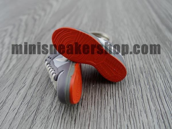 mini sneaker keychains Dunk Low Pro SB- Pigeon (2005)