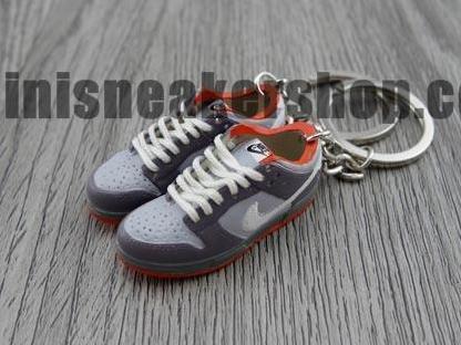 mini sneaker keychains Dunk Low Pro SB- Pigeon (2005)