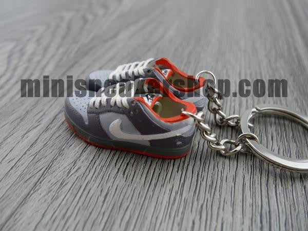 mini sneaker keychains Dunk Low Pro SB- Pigeon (2005)